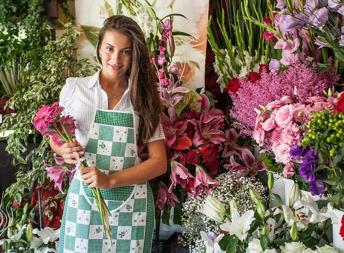 Девушка флорист. Пожилая женщина флорист. Mobile Florist. Флорист в москве свежие вакансии