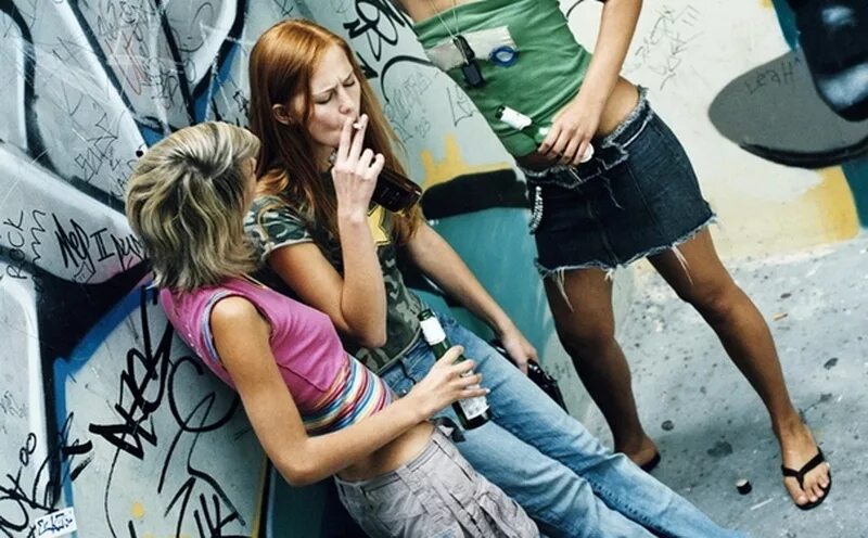Пьяные курящие женщины. Девочки курят девочки пьют. Девушка с бутылкой вина. Курящая и пьющая девушка. Дурная.
