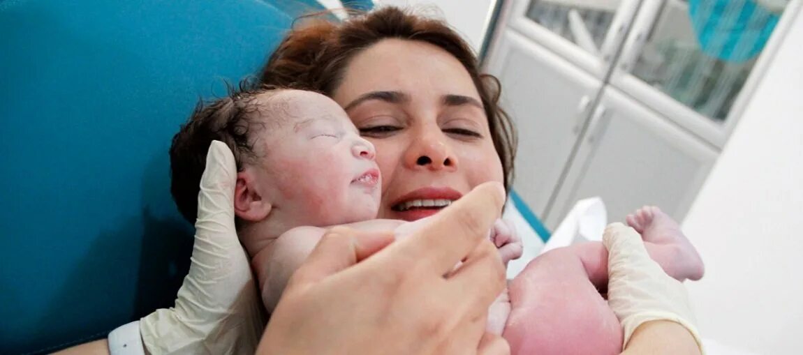 После родов сильно потею. Рожать ребенка без боль и быстро. Когда рожают надо тужится.
