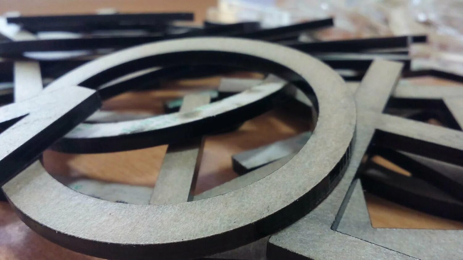 резка силиконовые прокладки. фрезеровка резины. фокус 2мм лазерный станок. резка резины. гидроабразивная резка резины.