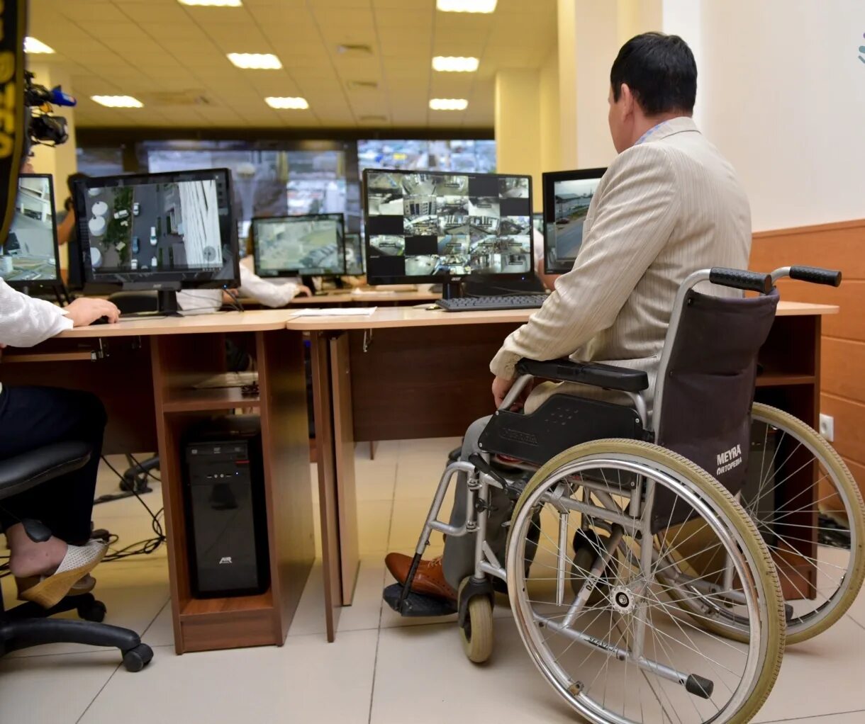 Рабочие места для инвалидов. Трудоустройство инвалидов. Оборудование рабочих мест для инвалидов. Рабочее место для людей с ограниченными возможностями.