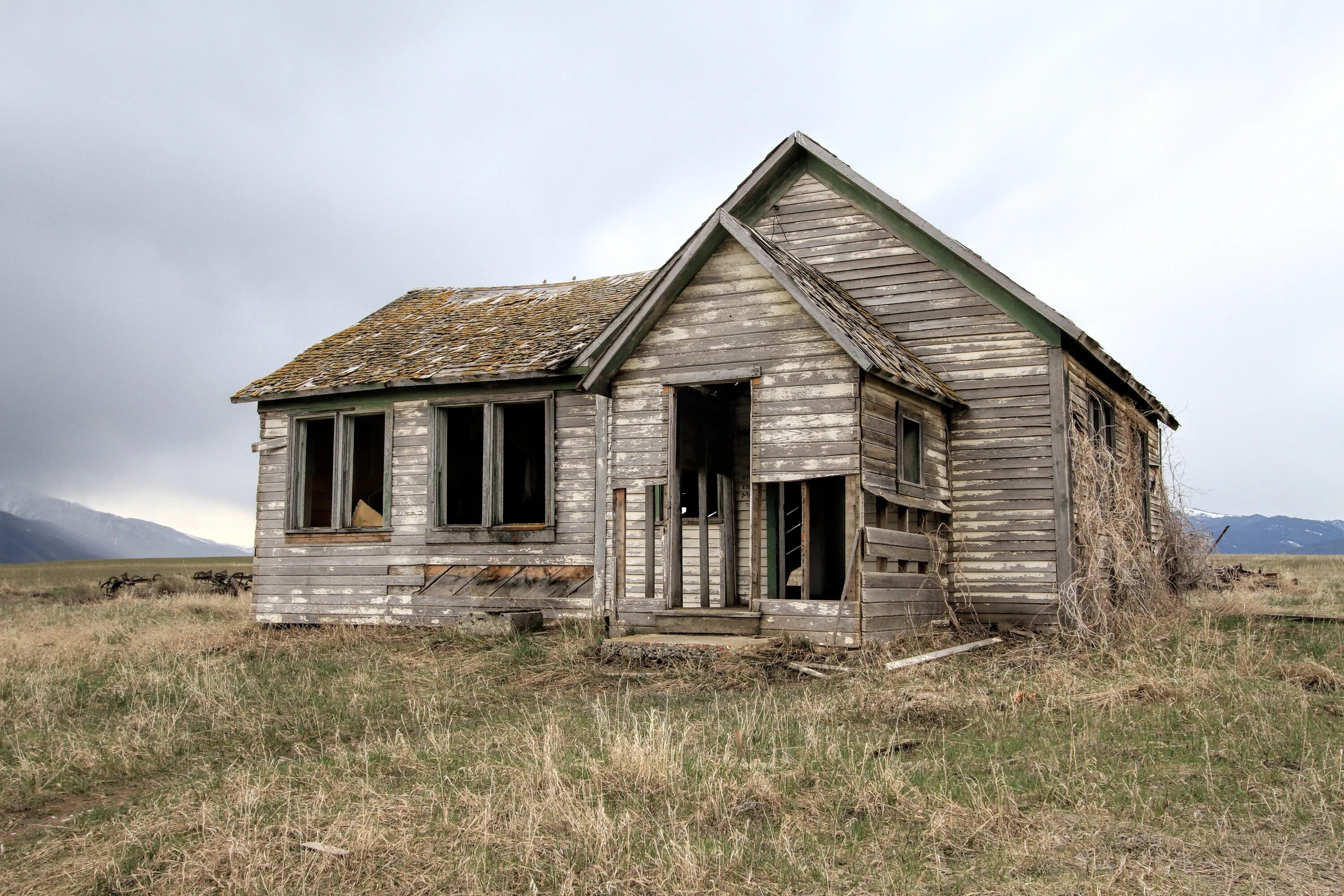 Старый серый дом. Old House Woods, Вирджиния. Всратый деревянный дом. Старый деревянный дом. Старый деревянный домик.