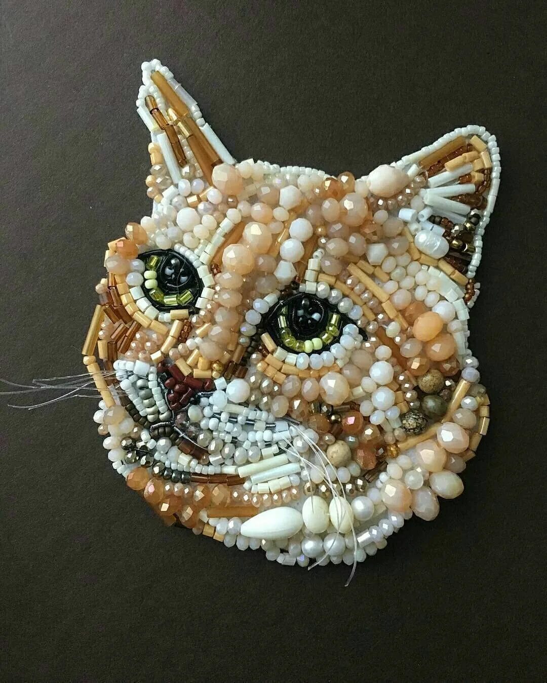 Пюсла корги. Брошь котик из бисера. Мордочки из бисера. Термомозаика лиса. Брошка из бисера кот.