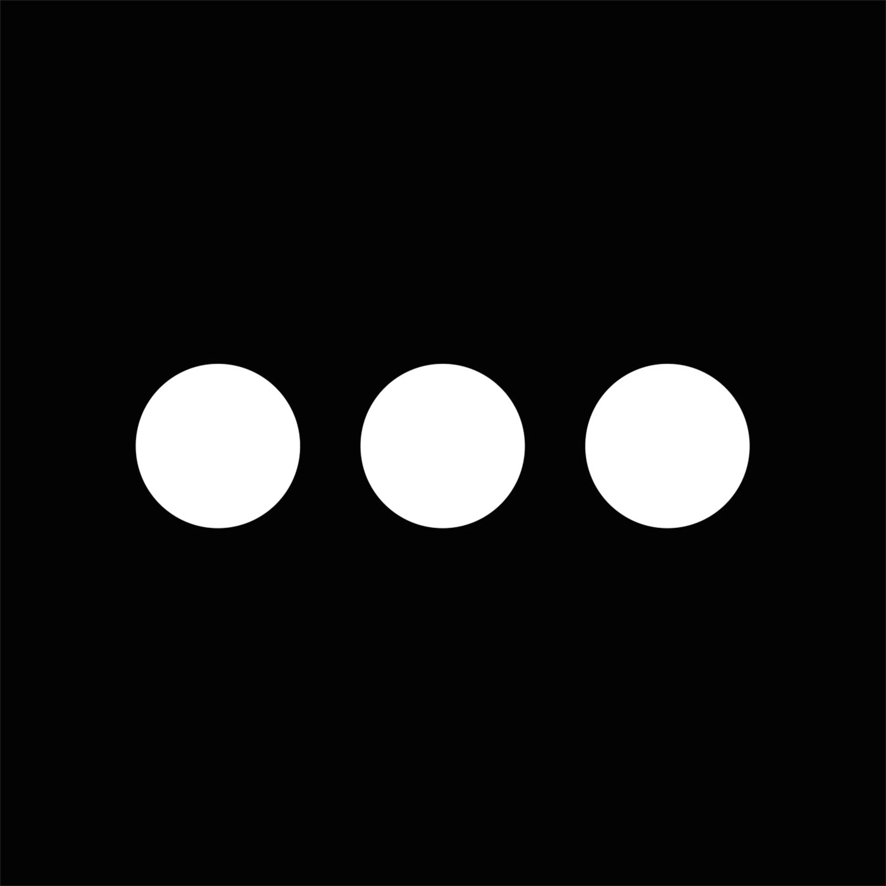 3 точки в ряд. Три точки на черном фоне. многоточие. троеточие. три белые точки на черном фоне.