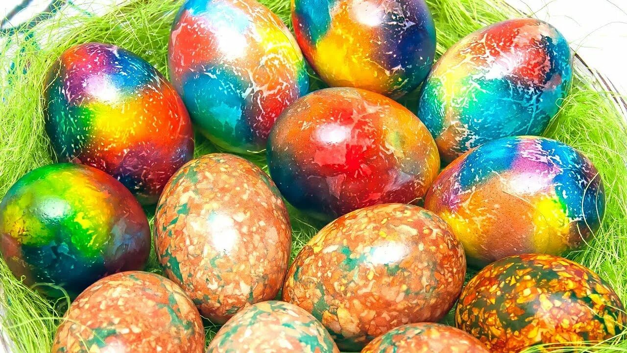 Разноцветные яйца на пасху. Крашеные яйца. Яйцо Пасха. Красим яйца на Пасху. Разноцветные пасхальные яйца.