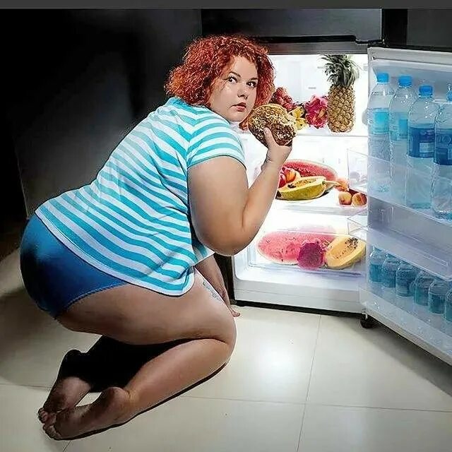 Жена жрет