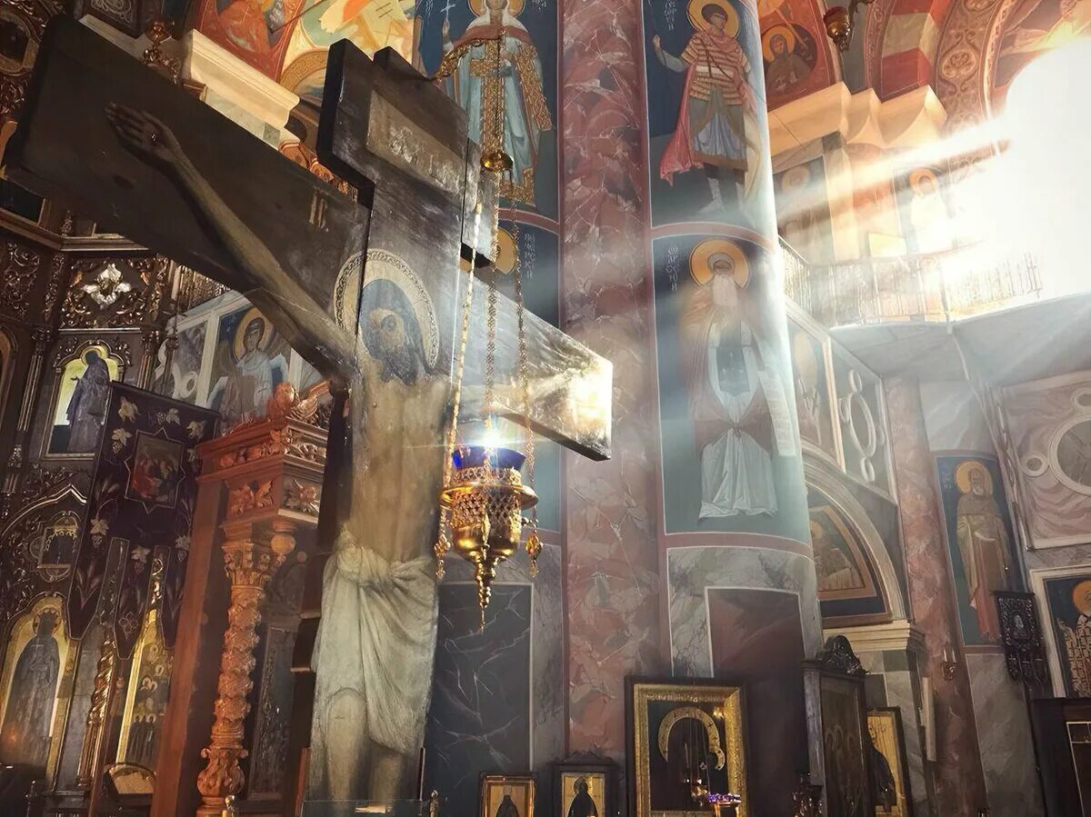 Церковь бог иисус. Распятие христа молитва православная церковь. распятие иисуса христа на кресте в храме. крест на храме. крест с распятием в храме.