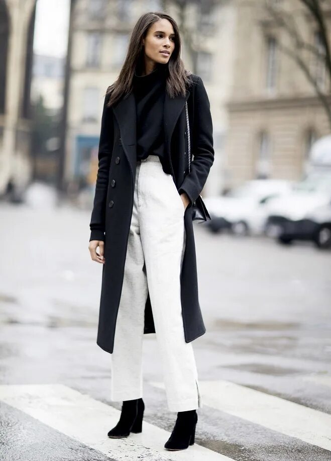 Черное пальто и белые брюки. Черное пальто белые брюки. Тренч женский с водолазкой. Черное пальто с джинсами. Черное пальто с брюками.