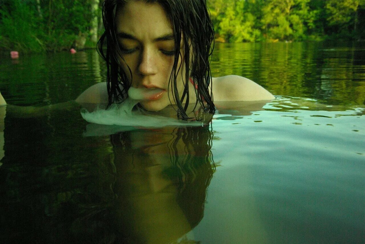 Болотная девушка. Фотосессия в воде. Отражение человека в воде. Девочка вода. Лицо девушки в воде.