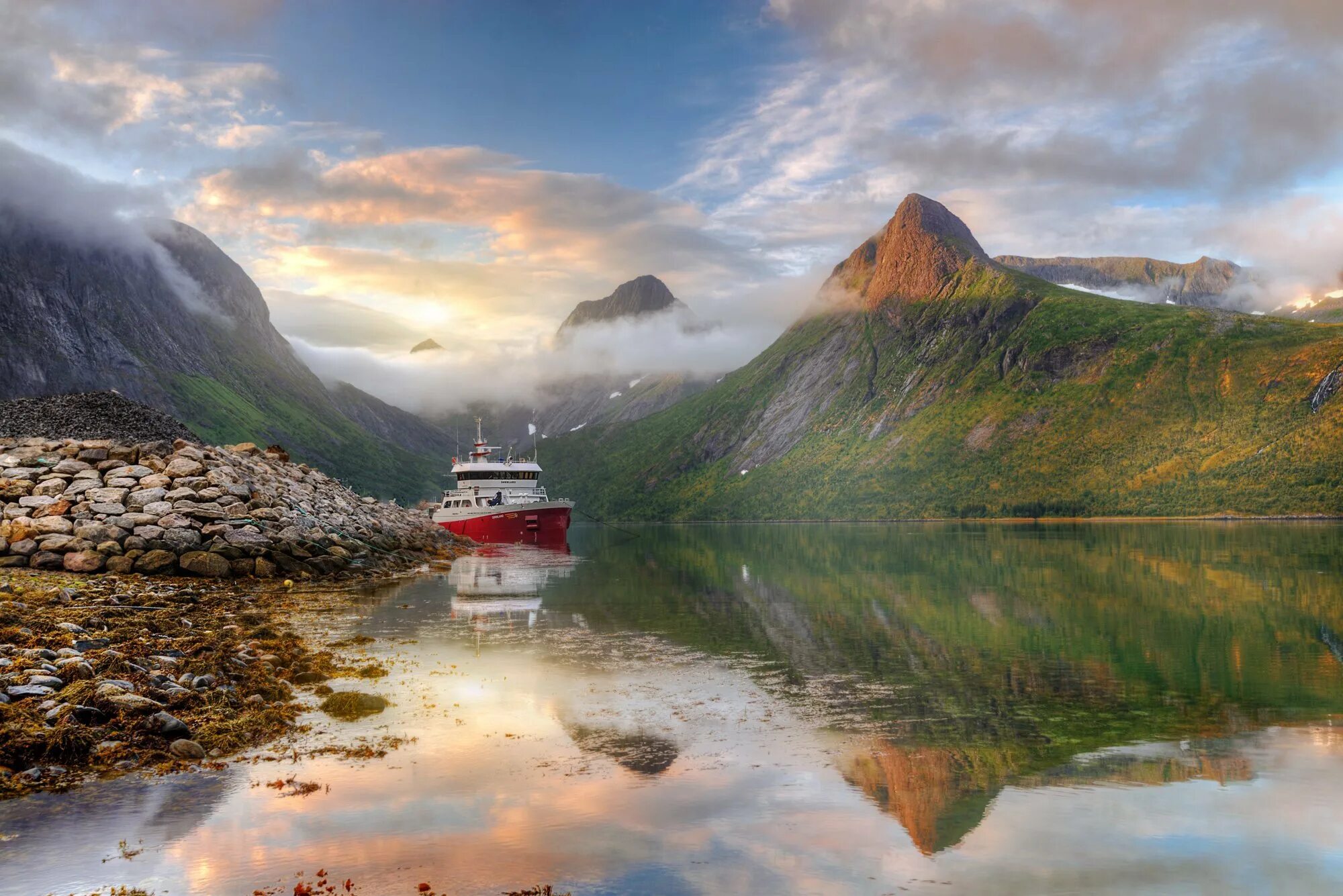 Норвегия северная страна. Скандинавия фьорды. Остров Сенья Норвегия. Фьорды Норвегии. Норвегия горы фьорды.