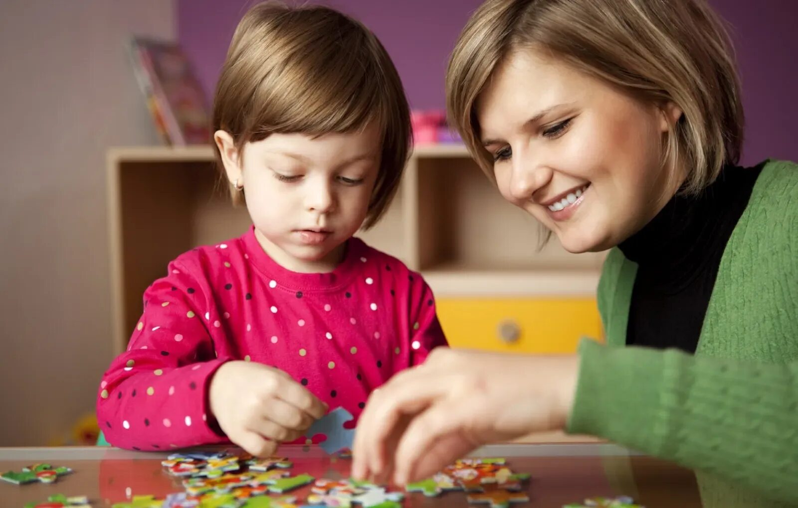 Настольная игра «о семье». Старшие дошкольники. Игры для дошкольников. Игры в детском саду. Игровая деятельность взрослых людей.