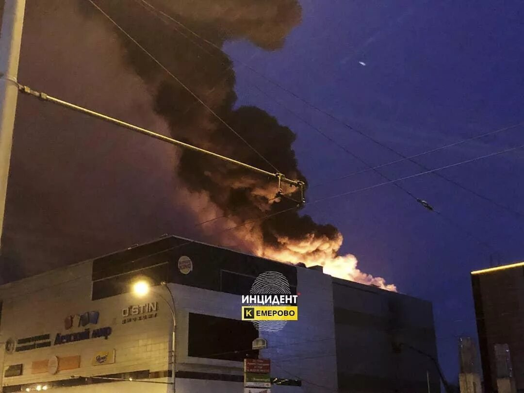 Зимняя вишня кемерово дата трагедии. Зимняя вишня пожар в кемерово. трц зимняя вишня кемерово. торговый центр вишня кемерово. пожар в кемерово в тц зимняя вишня.