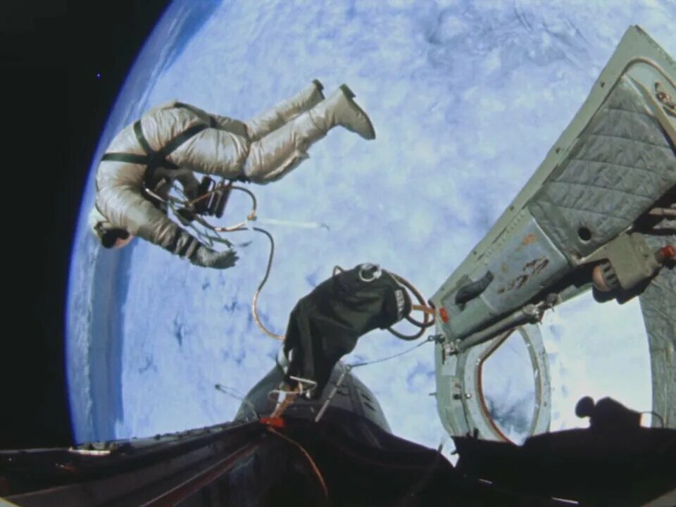 Продолжительность первого выхода в космос. Выход в космос. Вертикаль выход в космос. Высоты космической съёмки. Космолёт Эда Уайта.