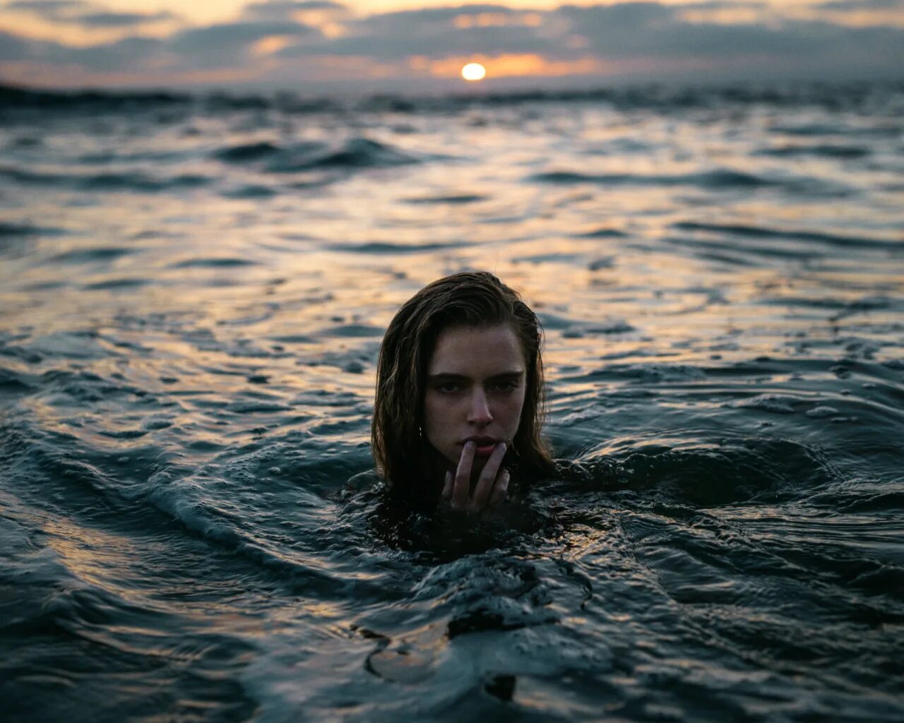 Человек стоит в воде. Девушка в воде. выныривает из воды. вода и человек. девушка выныривает из воды.