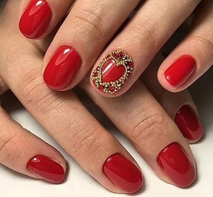 лак шанель 530. маникюр с божьей коровкой на короткие ногти. красный с блестками. Essie кроваво красный. маникюр красный бордовый.