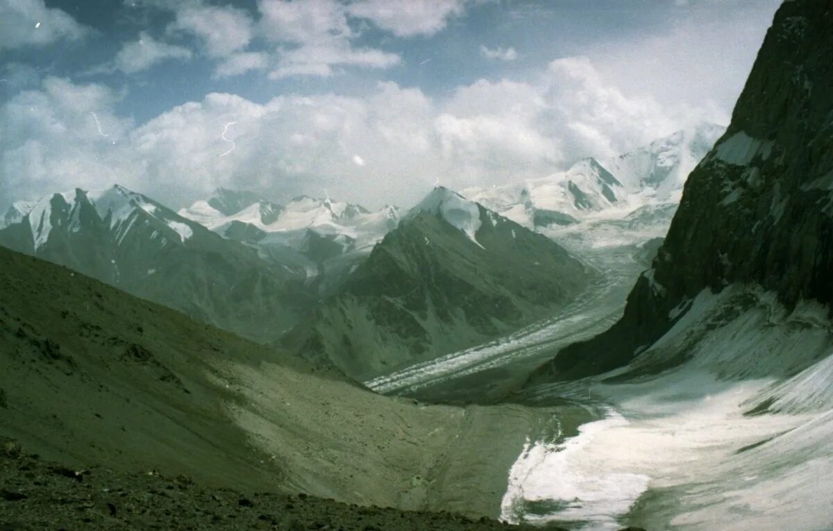Горы тянь шань. Горы в узбекистане тянь шаньские. Горы тянь шаня фото. Горы тянь шань. Памир и тянь шань.