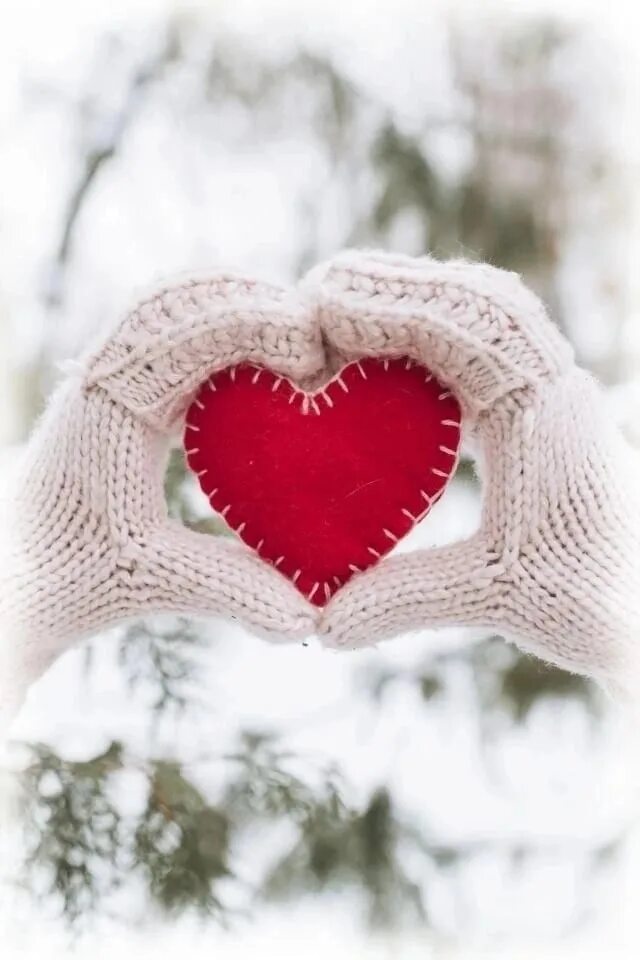 Зима на сердце на душе оригинал. Зимнее сердечко. Сердечко на снегу. Зима в сердце. Снег любовь.