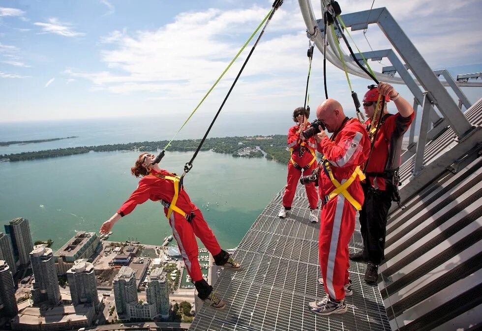 Аттракцион EDGEWALK В Торонто. Си-эн Тауэр аттракцион. Экстремальные развлечения. Развлечения на высоте. Развлечения силы