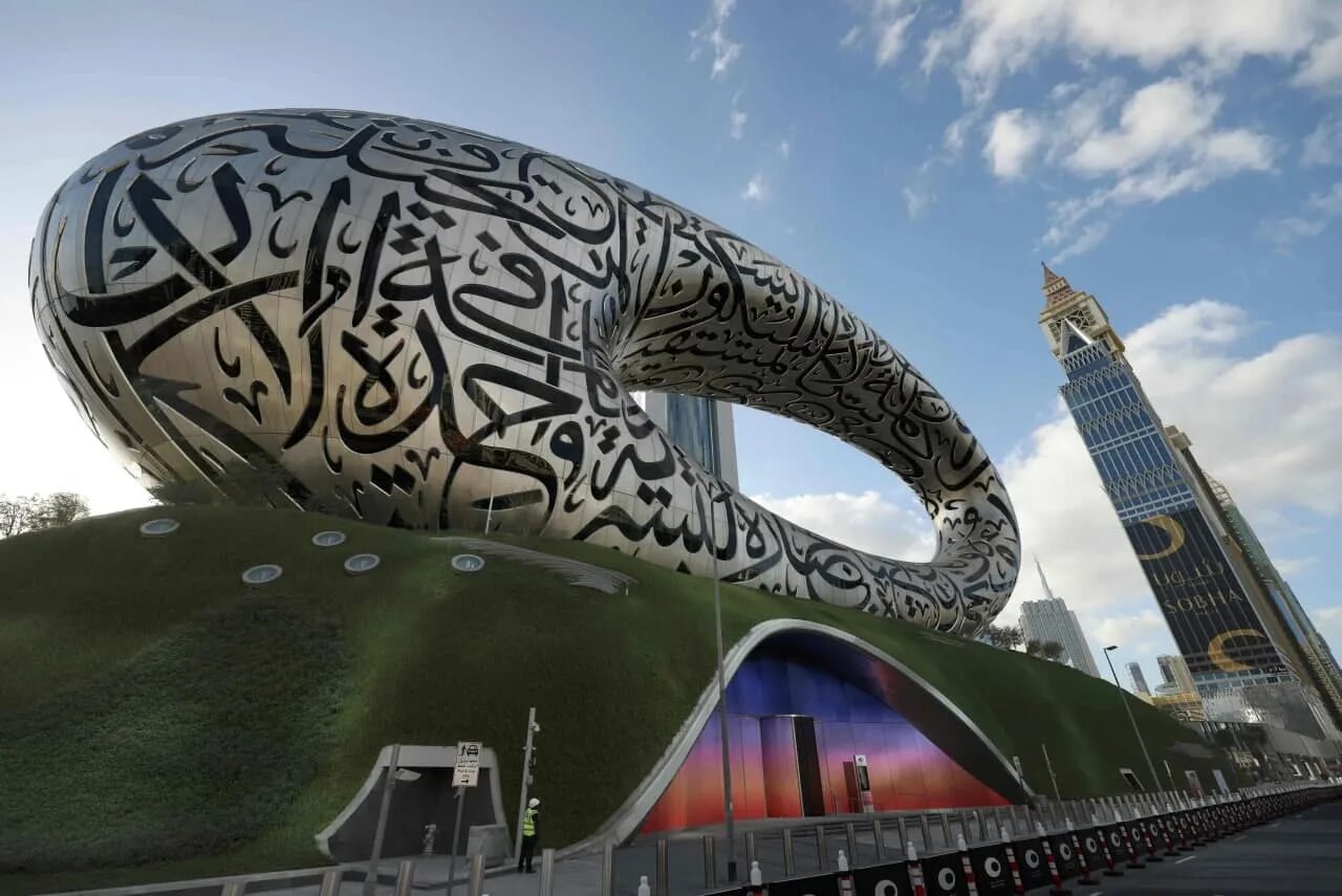 Музей будущего в дубае. Дубай Museum of the Future. Абу Даби музей будущего. Музей будущего Дубай 2022.