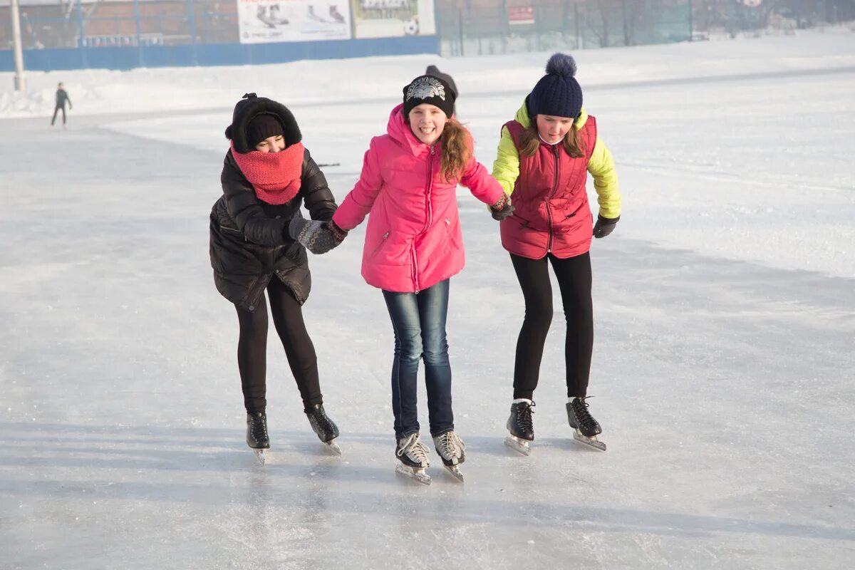 стадион химик прокат коньков. антон пик развлечения на катке. хоккейный город ска каток. каток на площади советов кемерово. коньки напрокат кемерово.