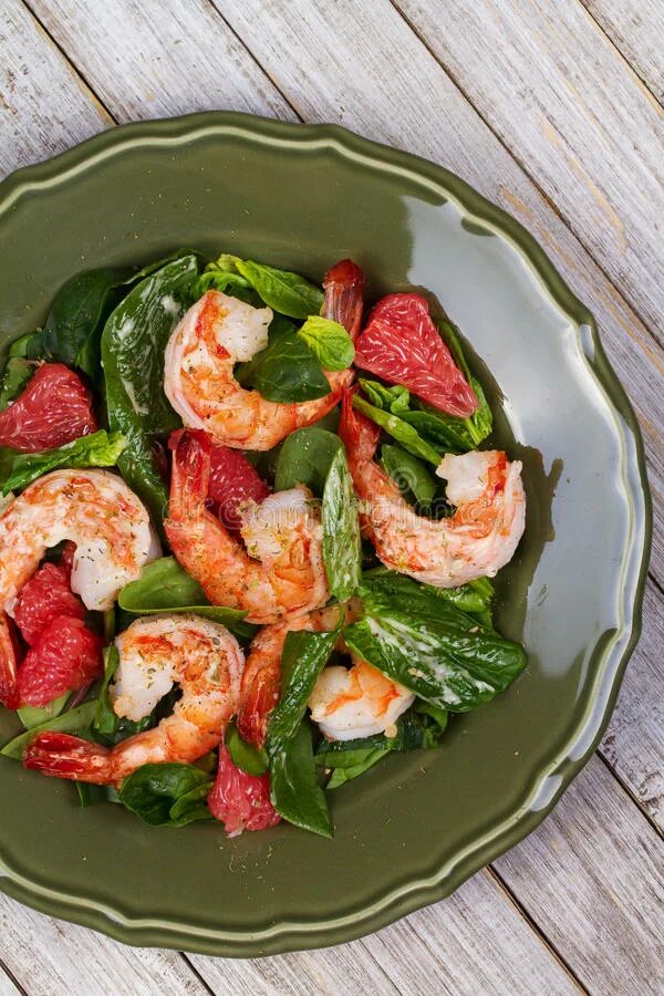 Салат с креветками и грейпфрутом. Салат с креветками и грейпфрутом. Креветки грейпфрут руккола. Креветки грейпфрут руккола. Салат руккола с манго и креветками.