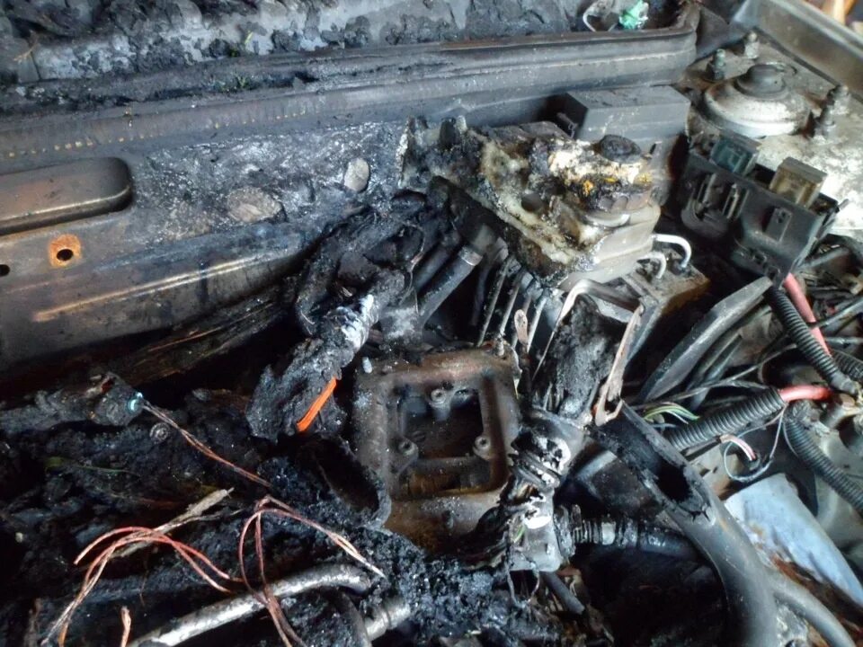 Сгоревшая проводка авто. Автомобиль после пожара. Сгорел моторный отсек. Замыкание проводки в автомобиле.