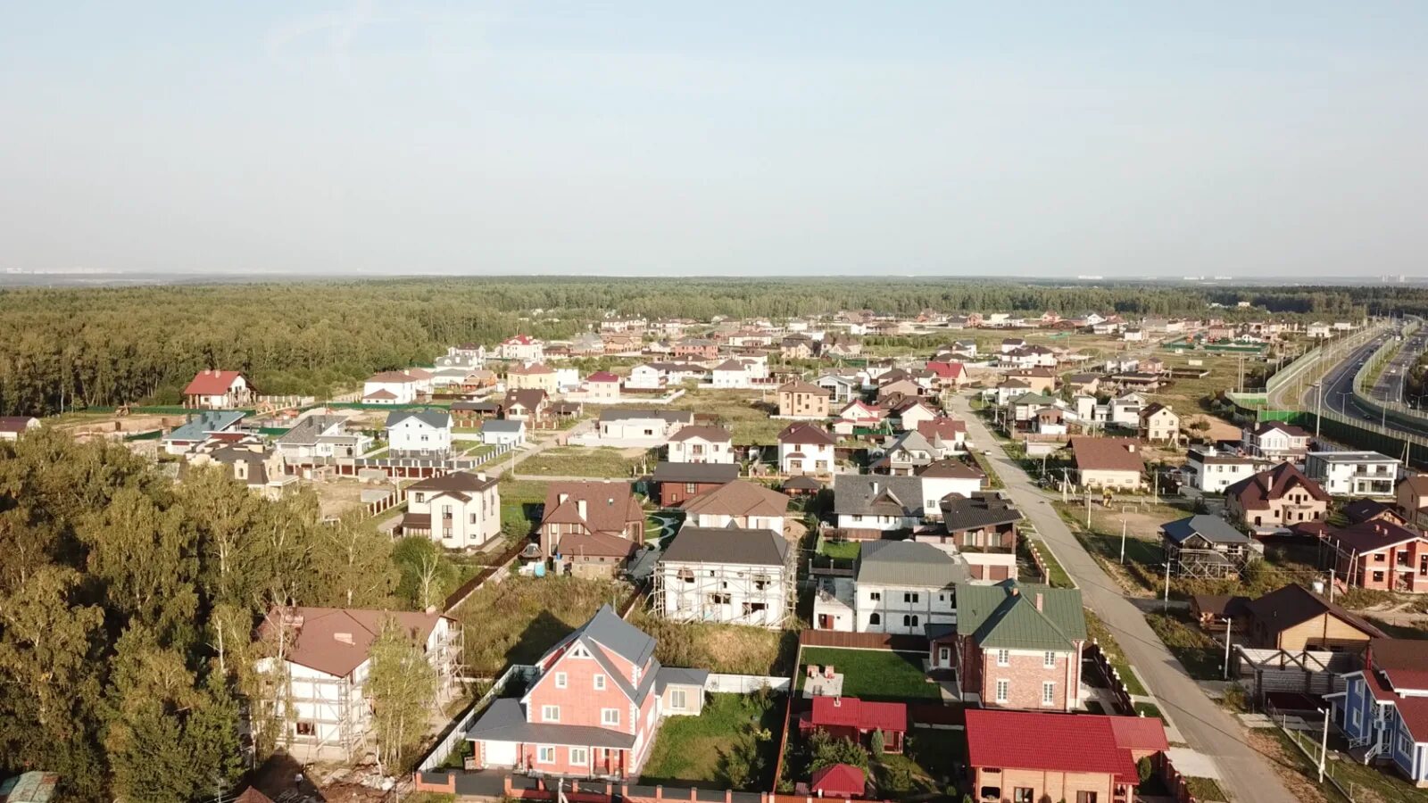 Кп подмосковные вечера. Деревня рогозинино кп подмосковные вечера. Коттеджный поселок вечера. Коттеджный поселок вечером. Коттеджный поселок вечером.