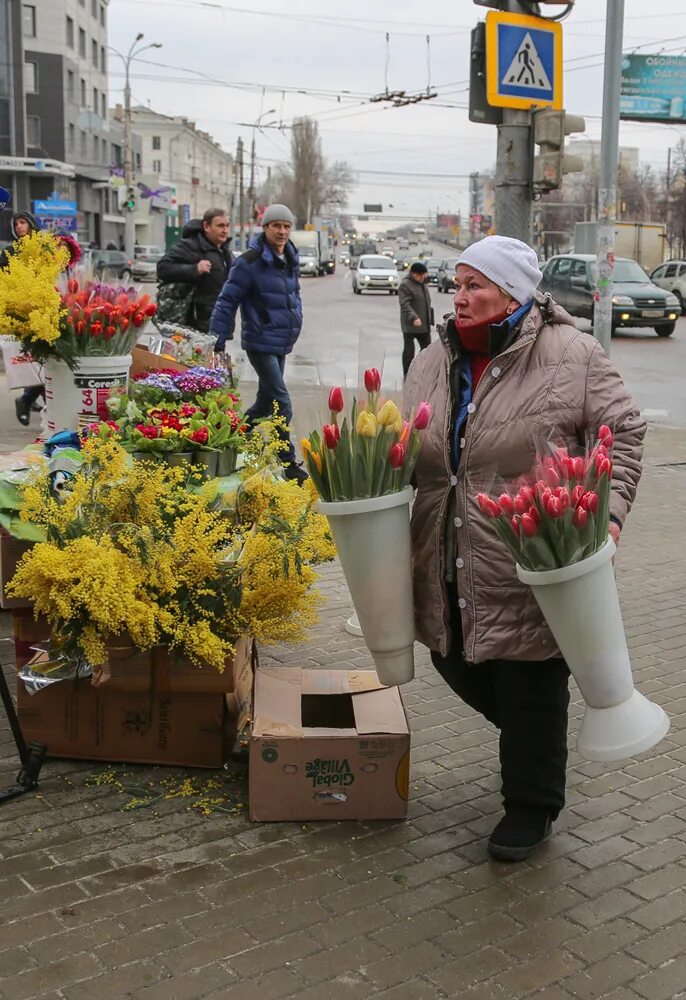 Какими цветами торгуют. Уличная торговля цветами. Торговец цветами. Уличная торговля тюльпанами.