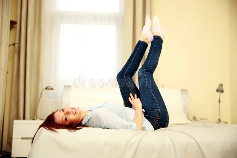 Поза випарита карани. Девушка подняла ногу. Лежащего подними. Женщины с поднятыми ногами. Вверх ногами.