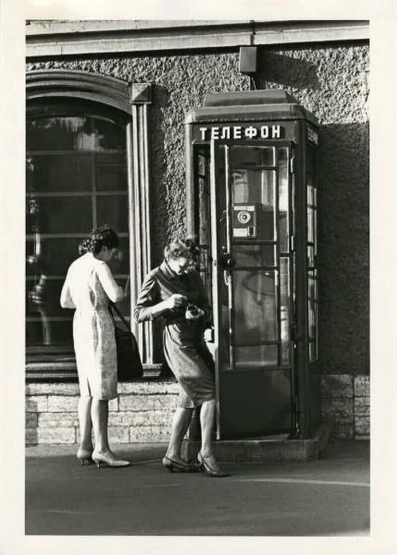 Телефон по улице и дому. Таксофонов в Петербурге в 1927. Телефонная будка. Советская телефонная будка.