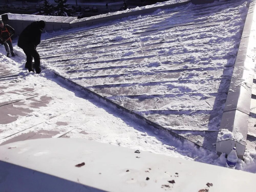 Снег с крыши на дорогу. Слой снега на кровле. Толстый слой снега на крыше. Защита вентиляции от снега на крыше. Чистка снега с крыши.