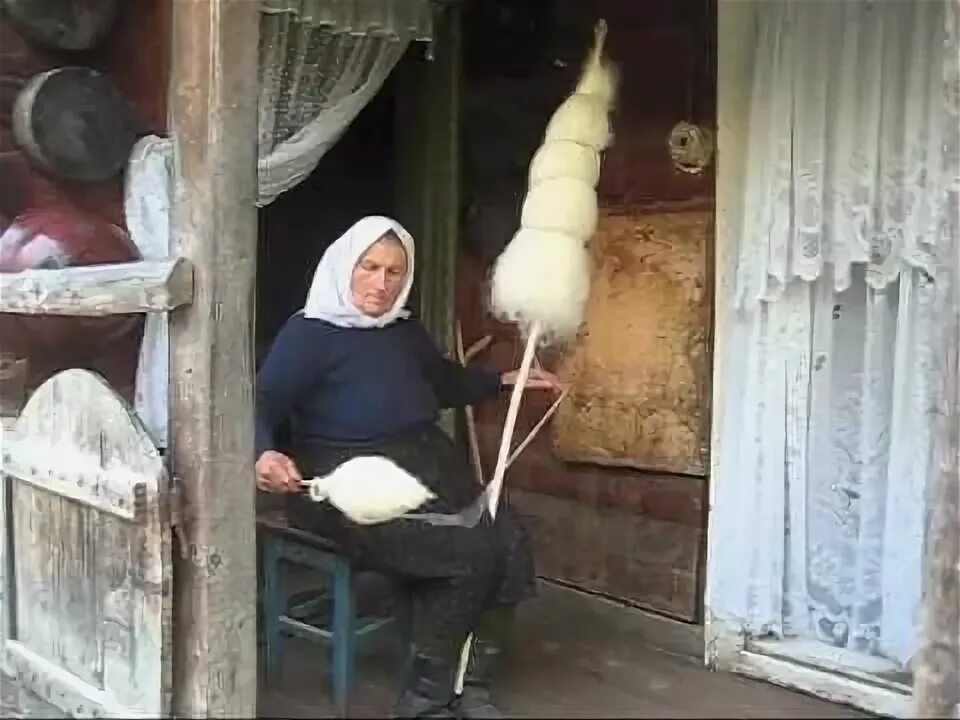 Как прясть шерсть без прялки. Прясть пряжу. прядение овечьей шерсти. веретено для прядения шерсти. прясть шерсть.