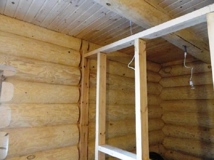 Перегородка в бане из бруса. Каркасная перегородка в бане. Каркас перегородок в бане. Деревянные перегородки в бане. Перегородка в бане между парилкой и мойкой.