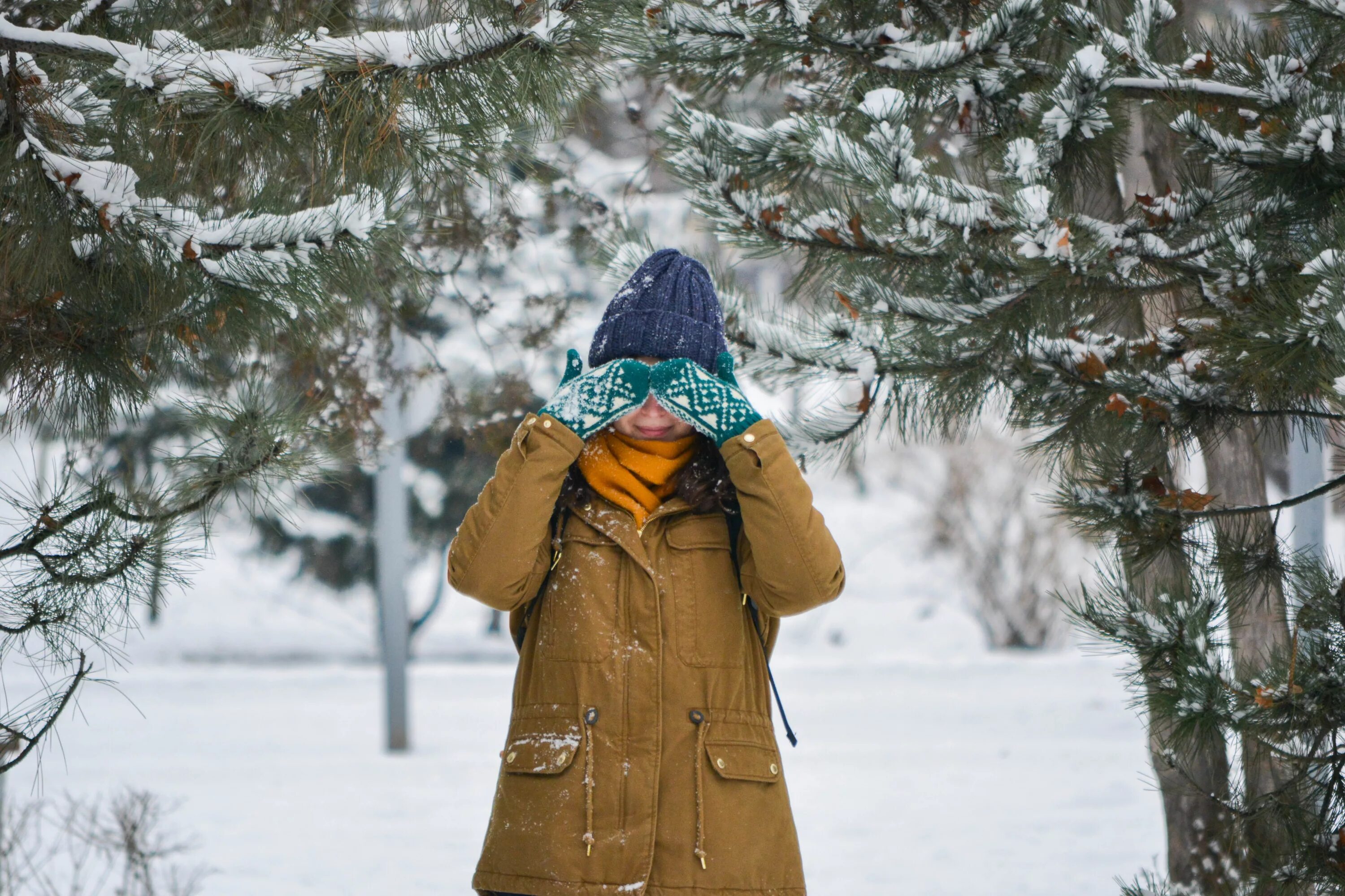 девушка зимой со спины. девушка зимой в лесу. фото в лесу зимой девушек со спины. парень со спины зимой. девушка зимой со спины.