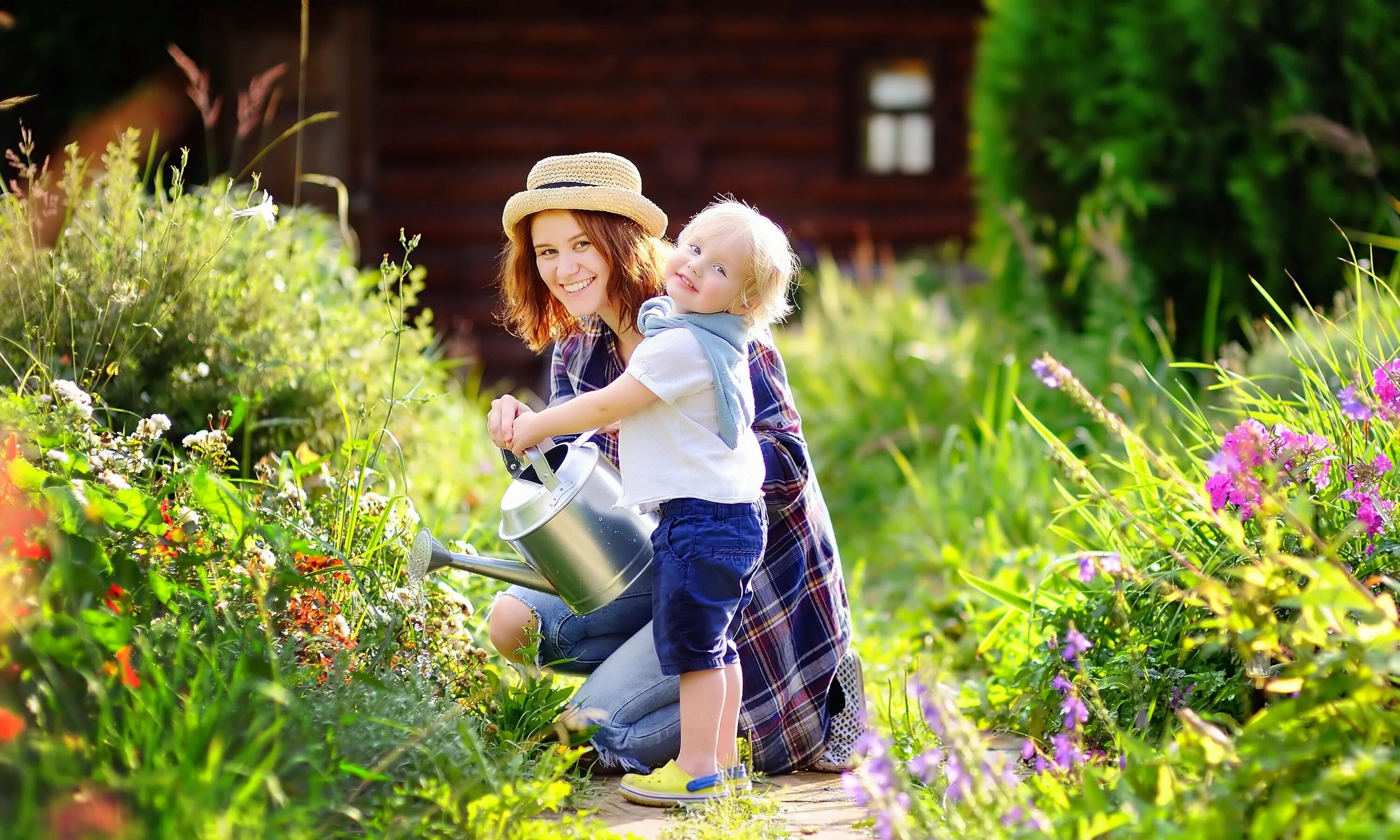 Child yard. Дача летом. Дети летом на даче. Лето на даче дети. Семья в саду.