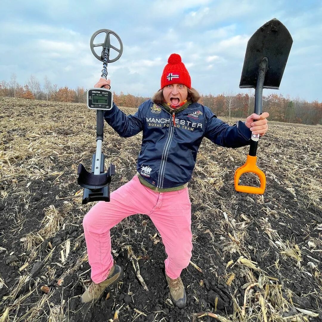 Кладоискательница рейчел. Костюм кладоискателя zelda. Камрад металлоискатель. Супер сус и алексей самков. Алексей самков.