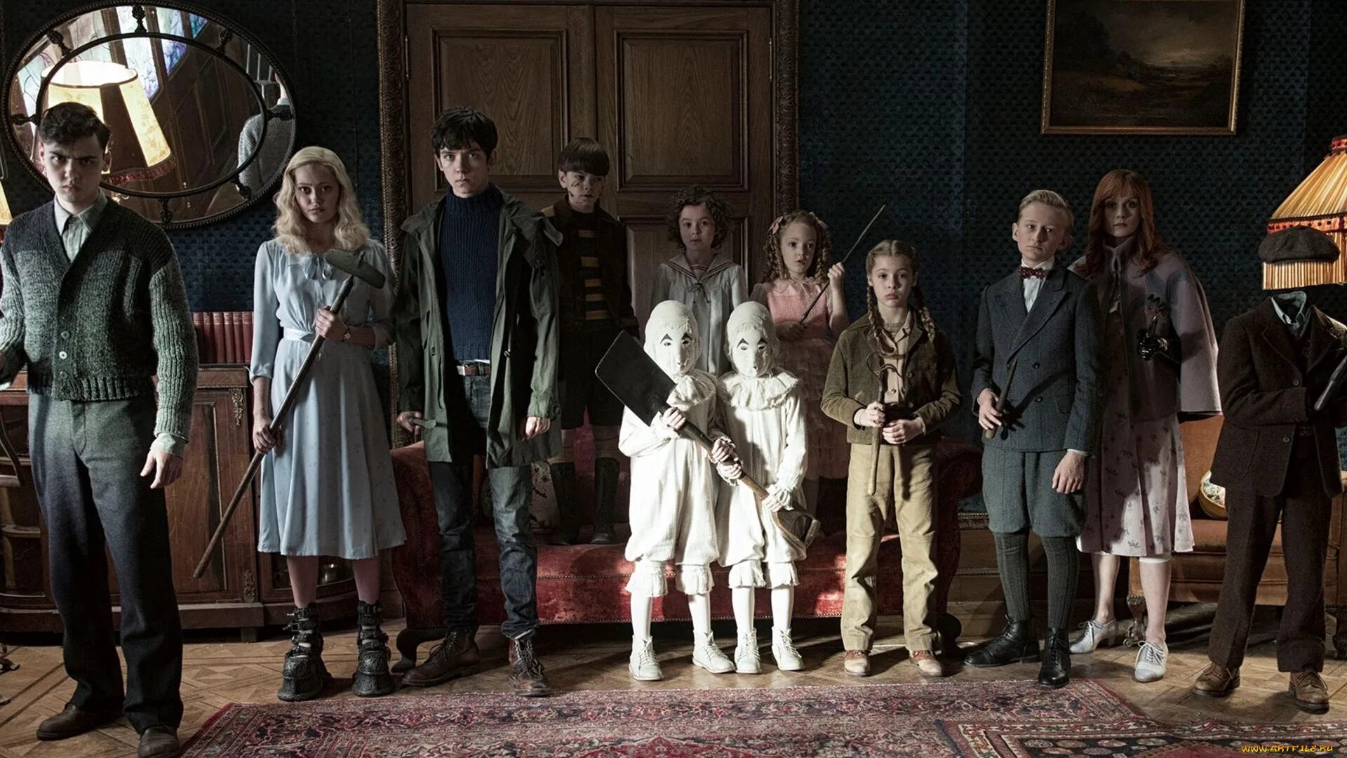 Home peculiar children. Дом странных детей Мисс Перегрин (2016). Миссис Пилигрим дом странных детей. Дом страных детей МИСИС Пелигрим.