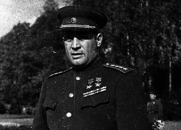 Генерал черняховский багратион. Фото черняховского. Маршал черняховский. Генерал черняховский багратион. Черняховский командующий фронтом.