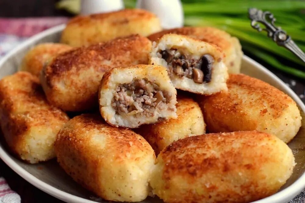 Куриные зразы на сковороде. Зразы с грибами. зразы картофельные с фаршем. зразы картофельные с фаршем на сковороде. зразы картофельные с грибами.