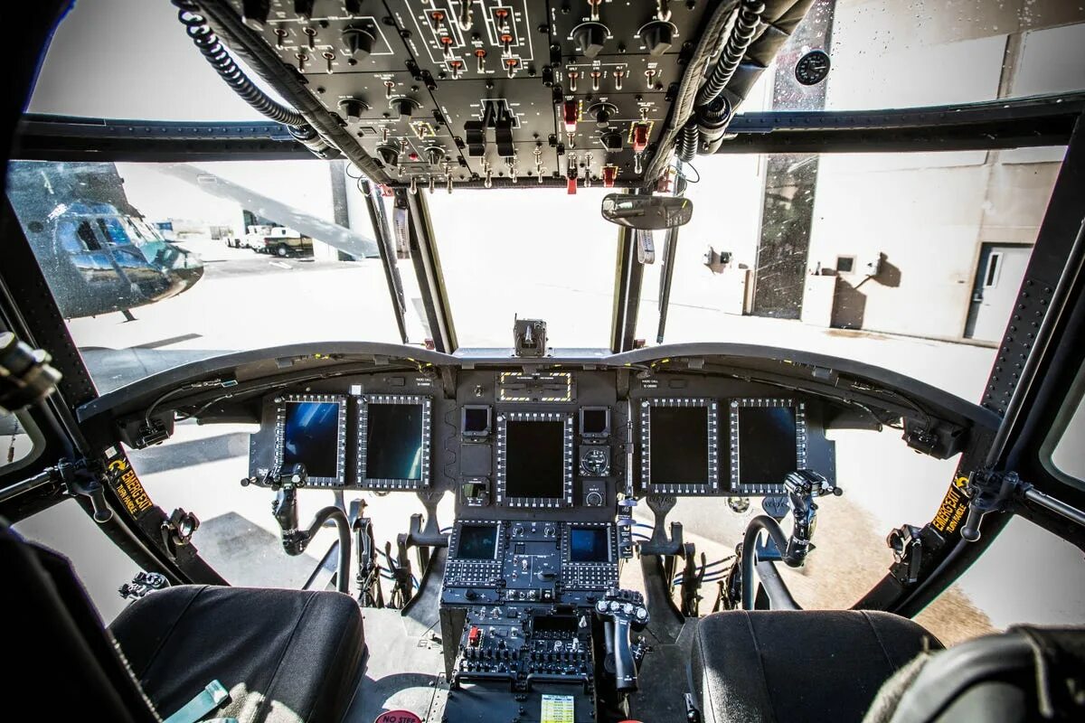 Posmotre ch. Ch-47 Chinook Cockpit. Boeing Ch-47 Chinook кабина. Boeing Ch-47 Chinook внутри. Чинук кабина Ch 47f.