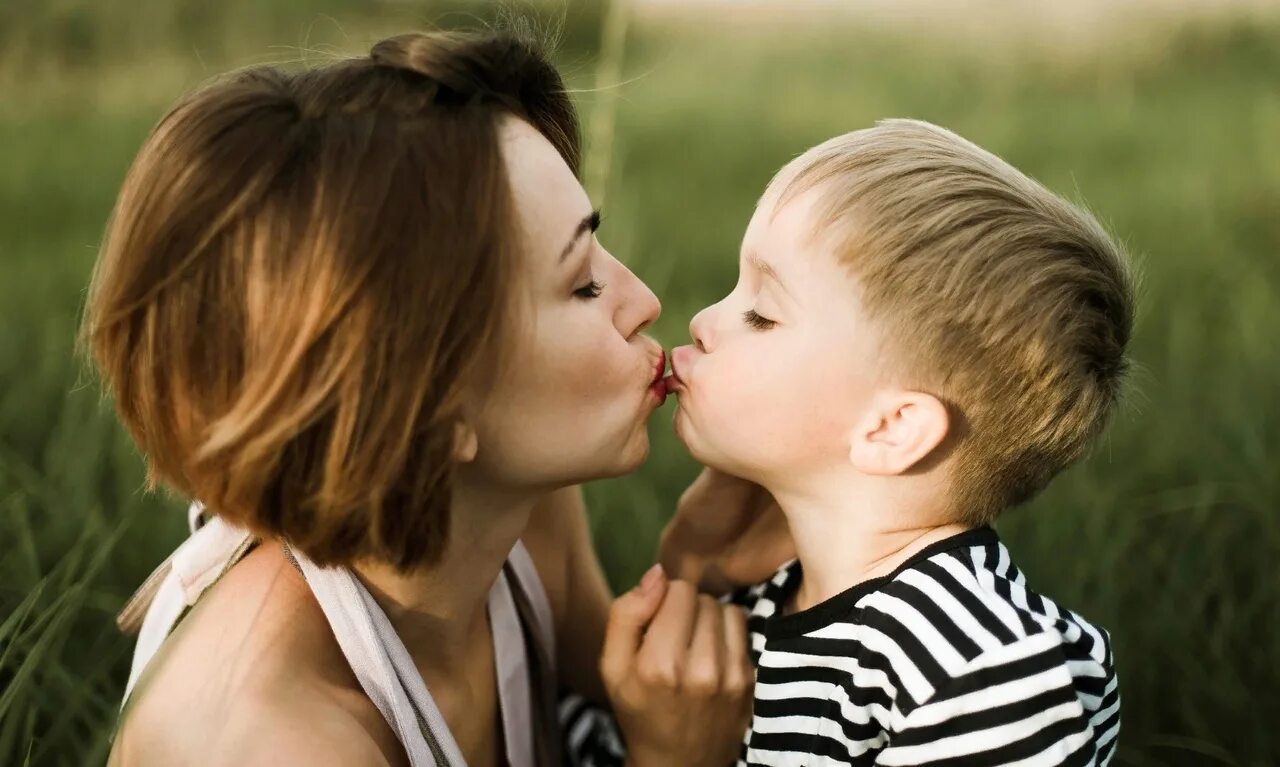 Мом son Kiss. Детский поцелуй. Детский поцелуй в щечку. Мать с ребенком. Красивая мамочка друга