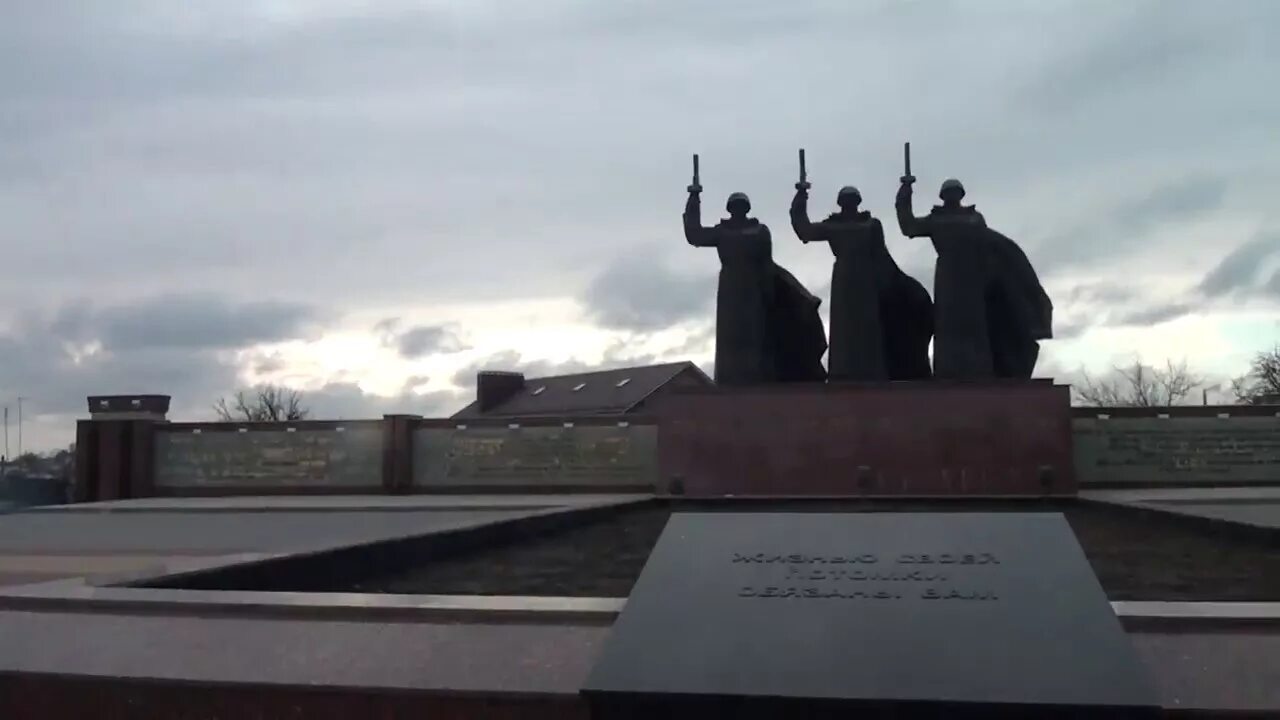 Чижовский плацдарм воронеж фото. Памятник чижовский плацдарм. Мемориальный комплекс чижовский плацдарм воронеж. Чижовский плацдарм зал памяти. Воронеж братская могила 1 чижовский плацдарм.