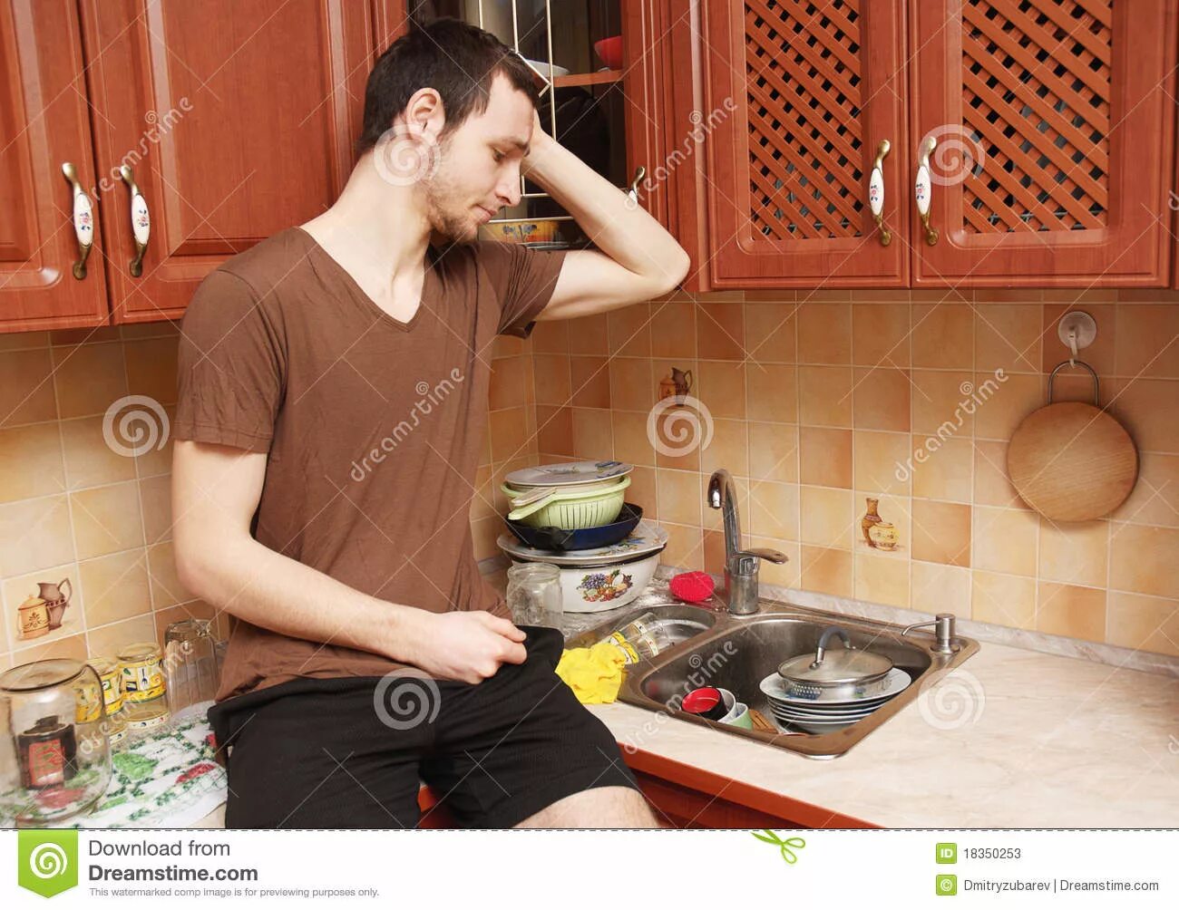Дает мужу на кухне. Парень моет посуду на кухне. Мужчина на кухне моет посуду. Мужчина моет посуду красивая фотосессия. Мужчина моет посуду картинки.