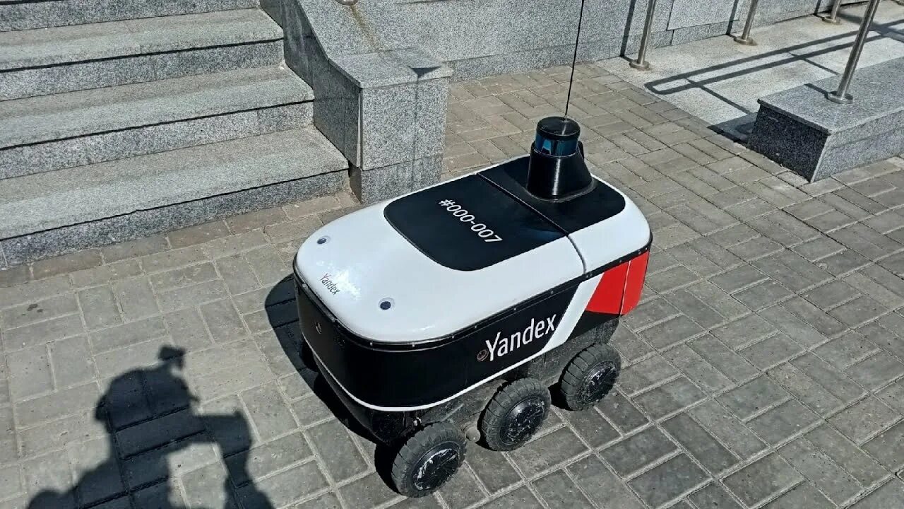 Робот доставщик яндекса видео. Иннополис робот курьер. роботы доставщики в иннополисе. иннополис роботы доставщики. робот доставщик еды.