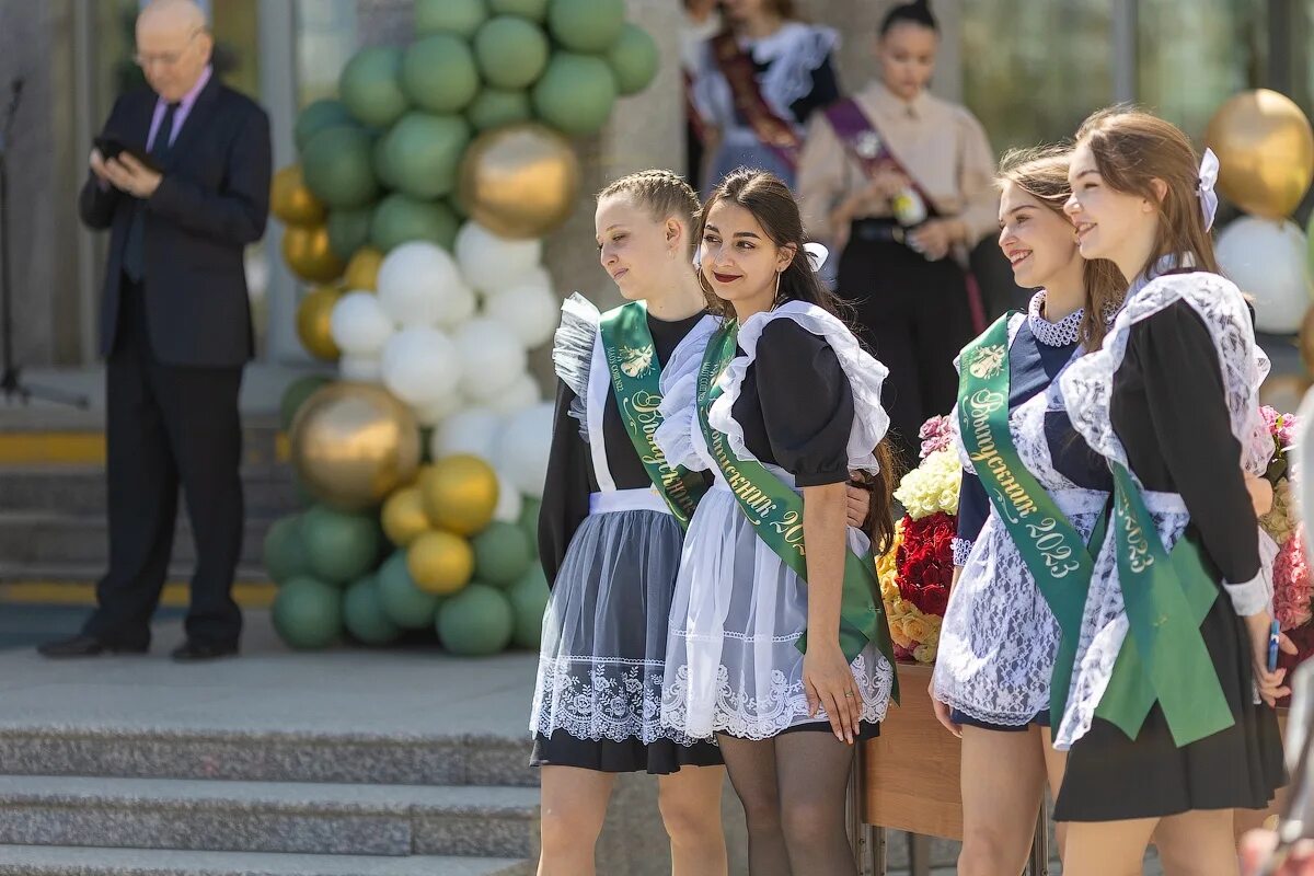 Какого числа последний звонок в 2025. Девочки на выпускном. школьники выпускники. выпускной 11 класс. стильный наряд на последний звонок.