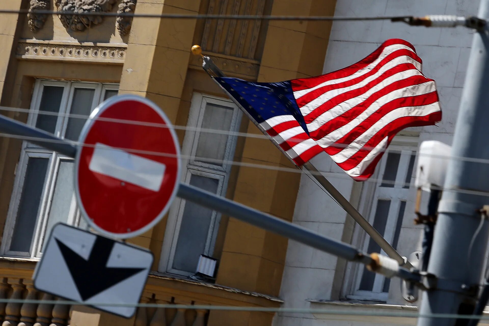 Сша отменит санкции. Санкции сша против рф. посольство сша призвало американцев немедленно покинуть россию. каким 77 американцев россия запрещает въезд в страну.
