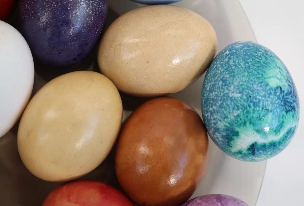 Натуральные красители для яиц. Пасхальные крашеные яйца и красители. Покраска яиц природными красителями.