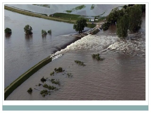 Подъем уровня воды в реке. Поднятие дна наводнение. Русло реки наводнение. Искусственный Водоток. Прорыв дамбы 18 августа 2002 года Виттенберг.