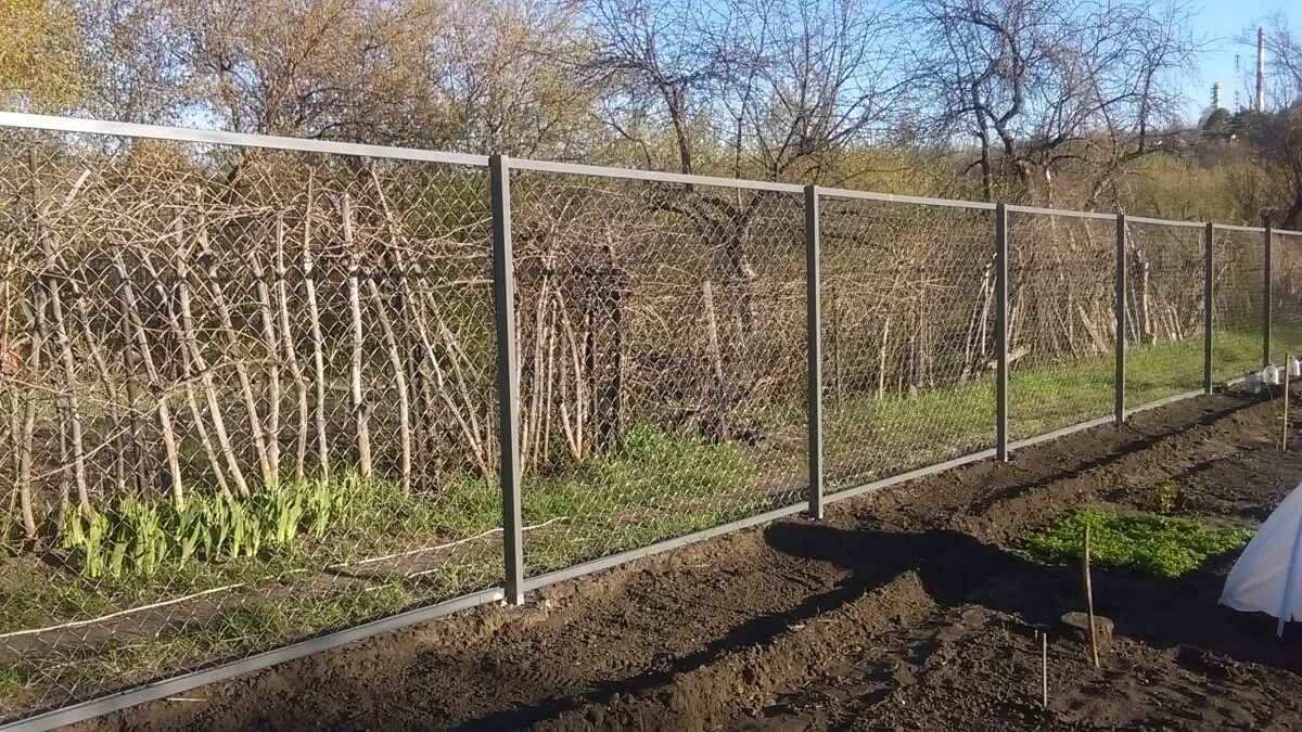 Забор сетка рабица. Забор из сетки рабица. Секционный забор из рабицы. Красивый забор из рабицы.