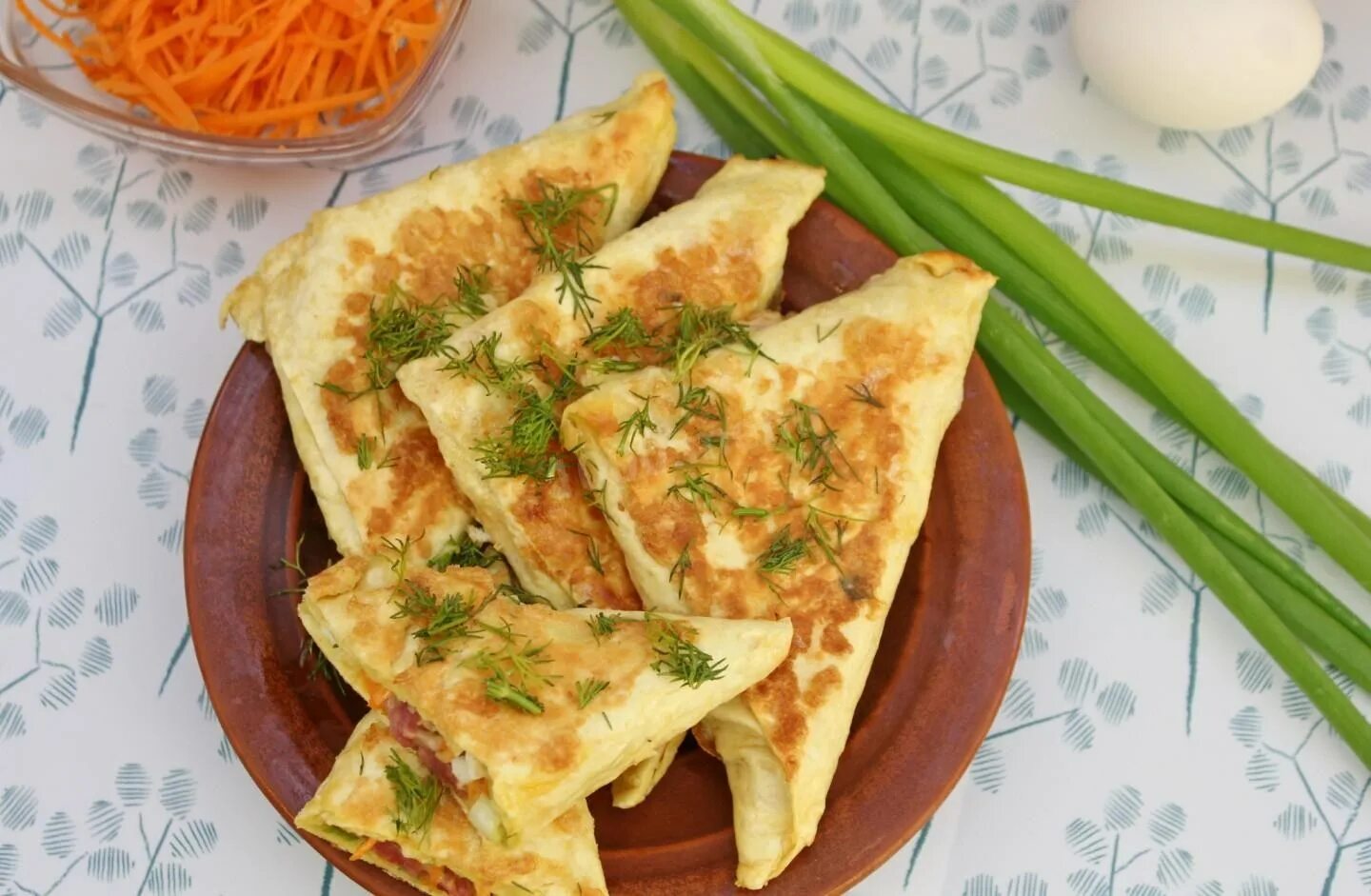 Конвертики из лаваша с колбасой и сыром. Лавашные конвертики. конвертики из лаваша с сыром и ветчиной. лавашные конвертики жареные. конвертики из лаваша с сыром и колбасой.
